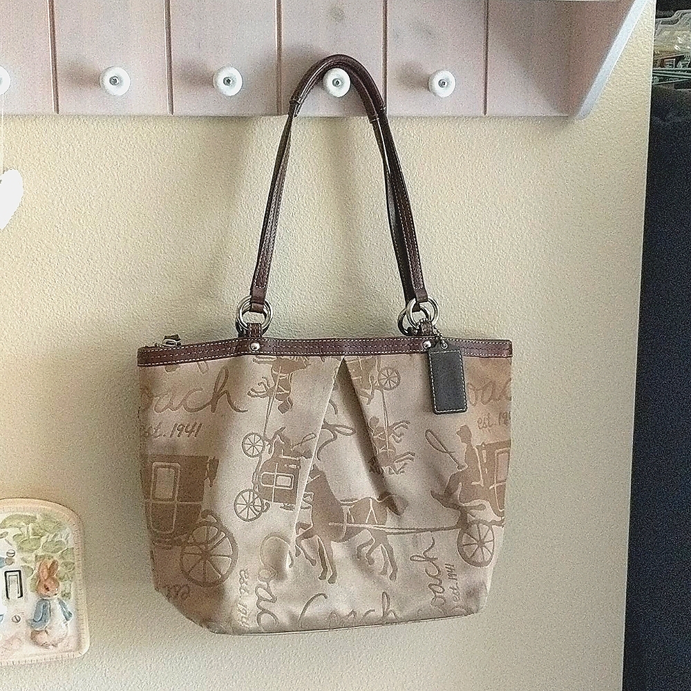 Coach Signature Collection. Purse.